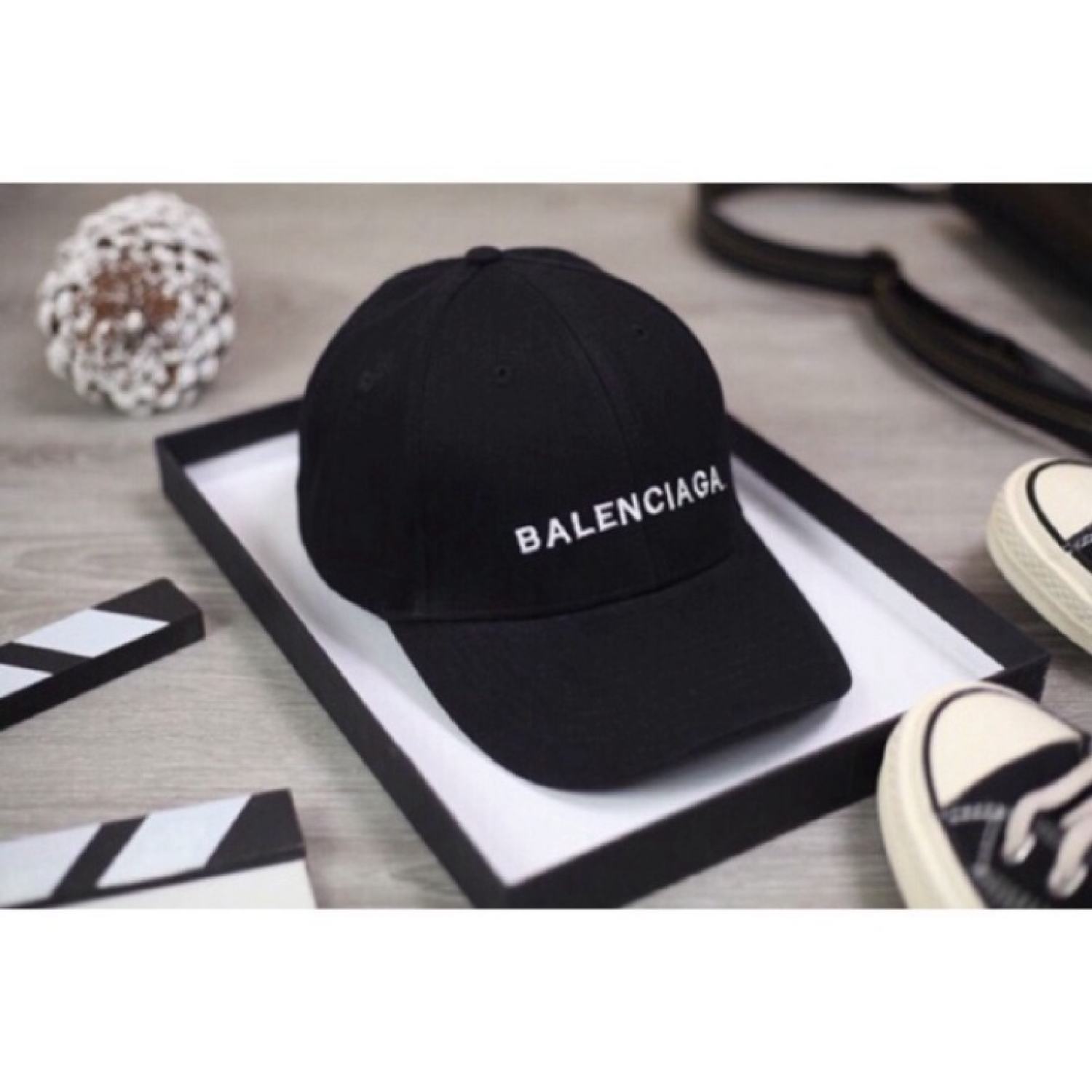 Giới trẻ châu Á đang sốt rần rần vì chiếc mũ của bố cool không tưởng đến  từ Balenciaga