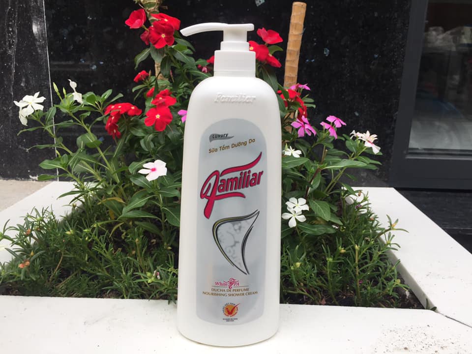 Sữa tắm cá Ngựa Familiar 900 ml trắng da