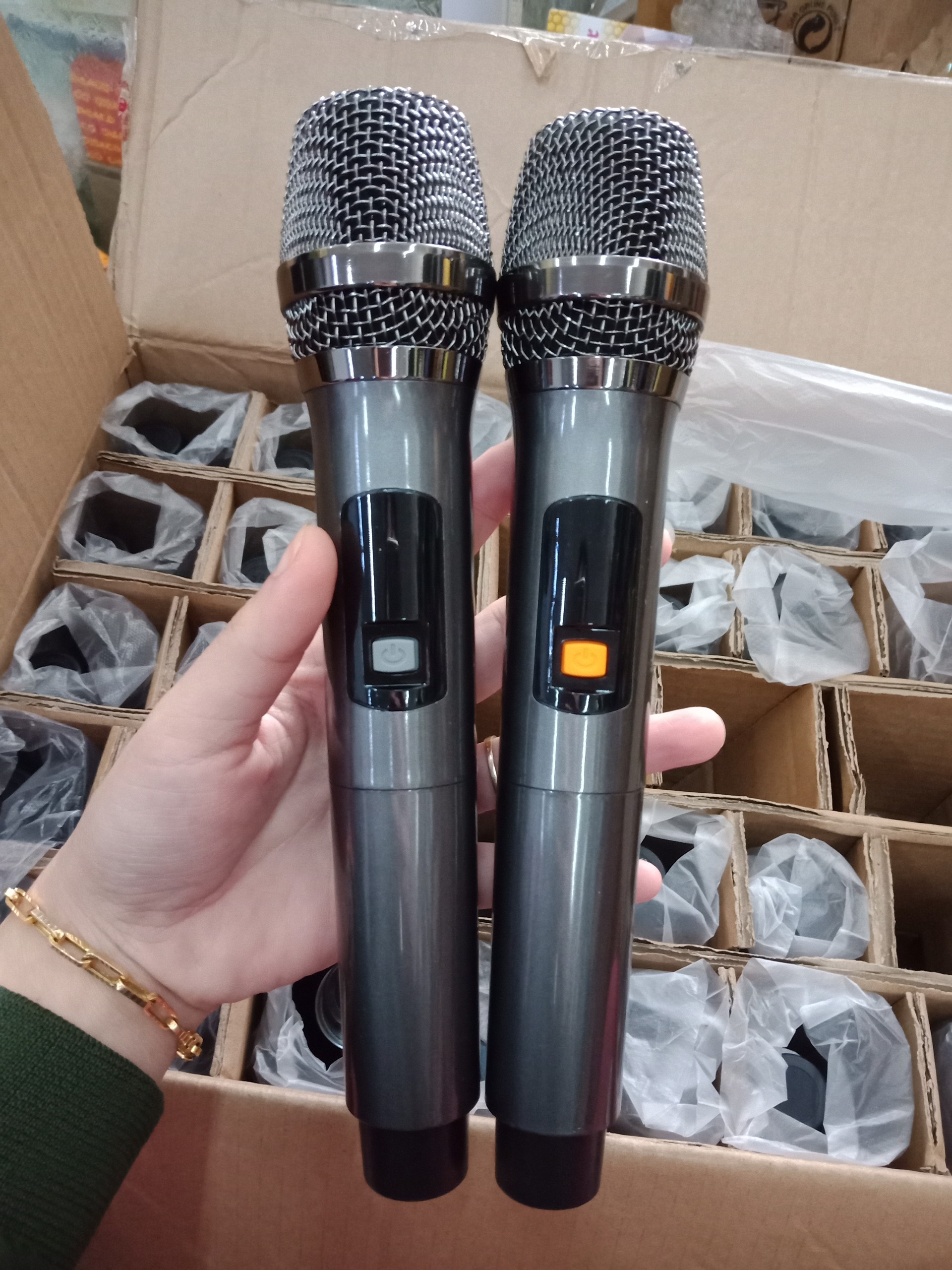 Micro không dây sét tần số UHF chuyên loa kéo tay cầm nhôm hợp kim có nút volum ngay trên micro