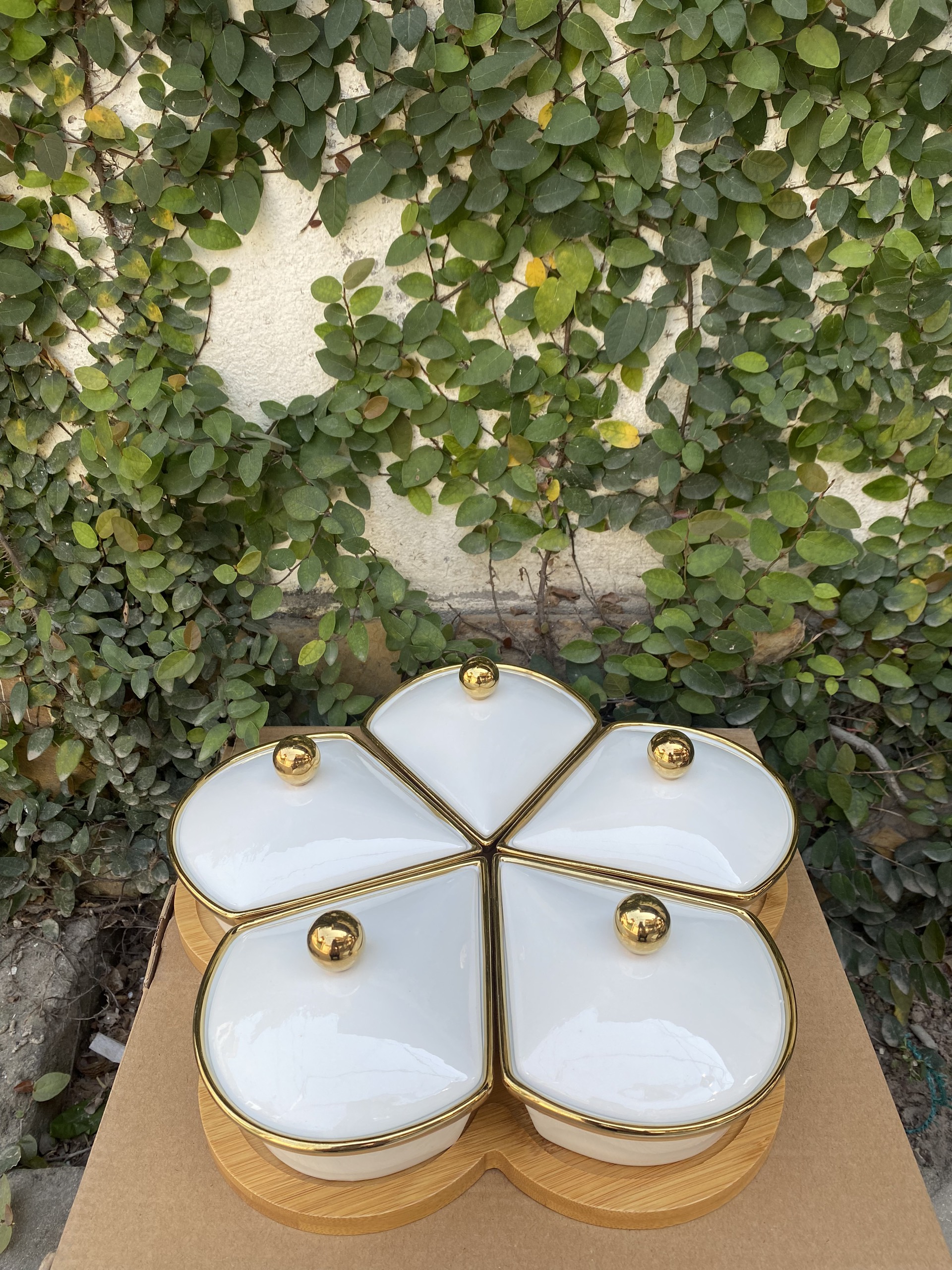 Khay đựng bánh kẹo Tết Sứ Cánh Hoa Xanh, Trắng, Đỏ, Xanh Viền Vàng Hiện Đại - Sang Trọng