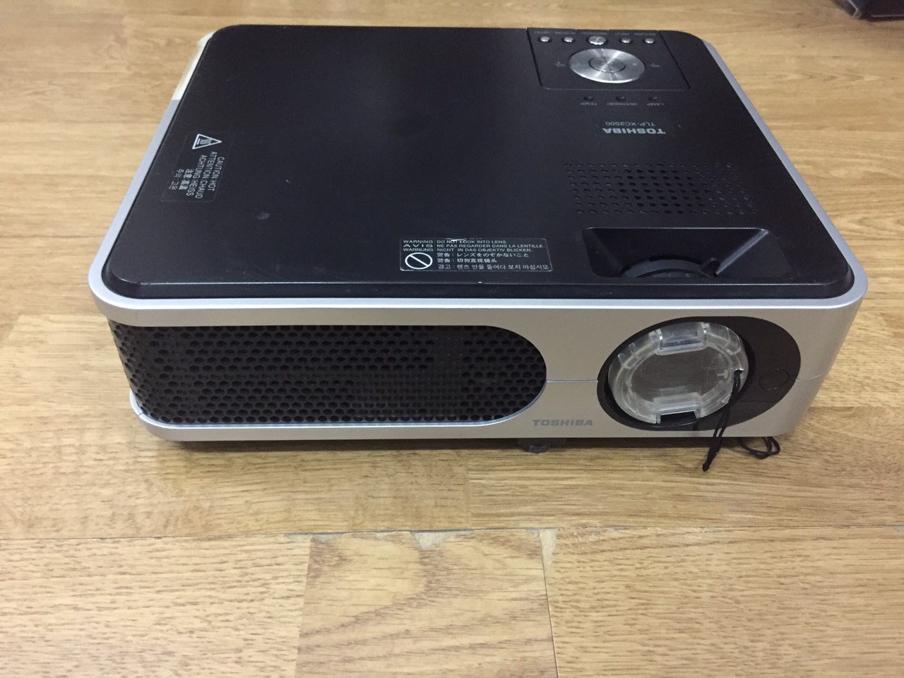 máy chiếu cũ toshiba tlp-xc2500 ảnh chiếu sáng đẹp
