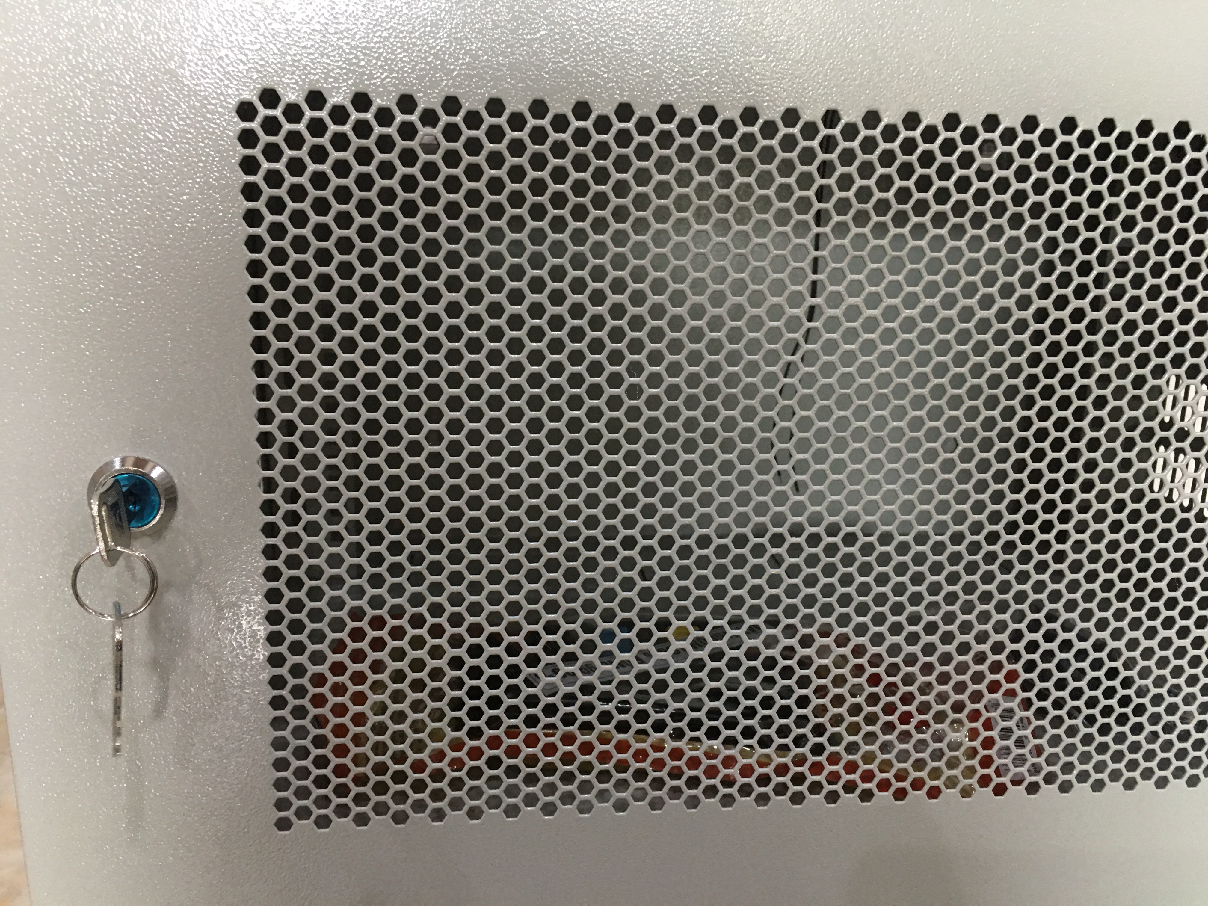 Tủ Rack, Tủ Mạng 6U Treo Tường Giá Rẻ 6U D400, Cửa Lưới- Màu đen. Kích thước: Cao 320* Rộng 550 * Sâu 400 (mm)