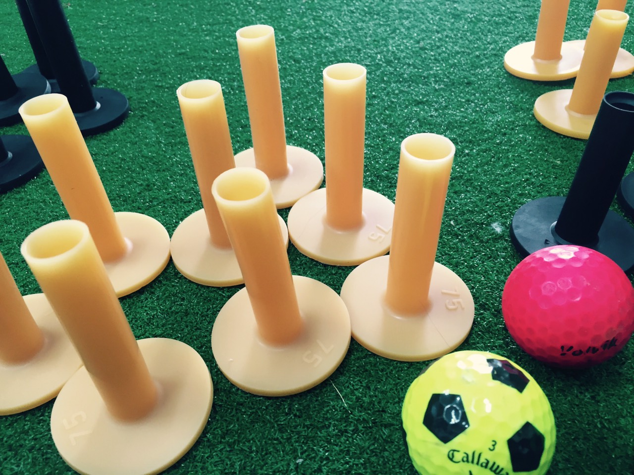 Tee cao su-tee golf- tee dùng cho thảm tập Swing-tee cao su dẻo-tee chất liệu cao su dẻo 2 màu đen vàng