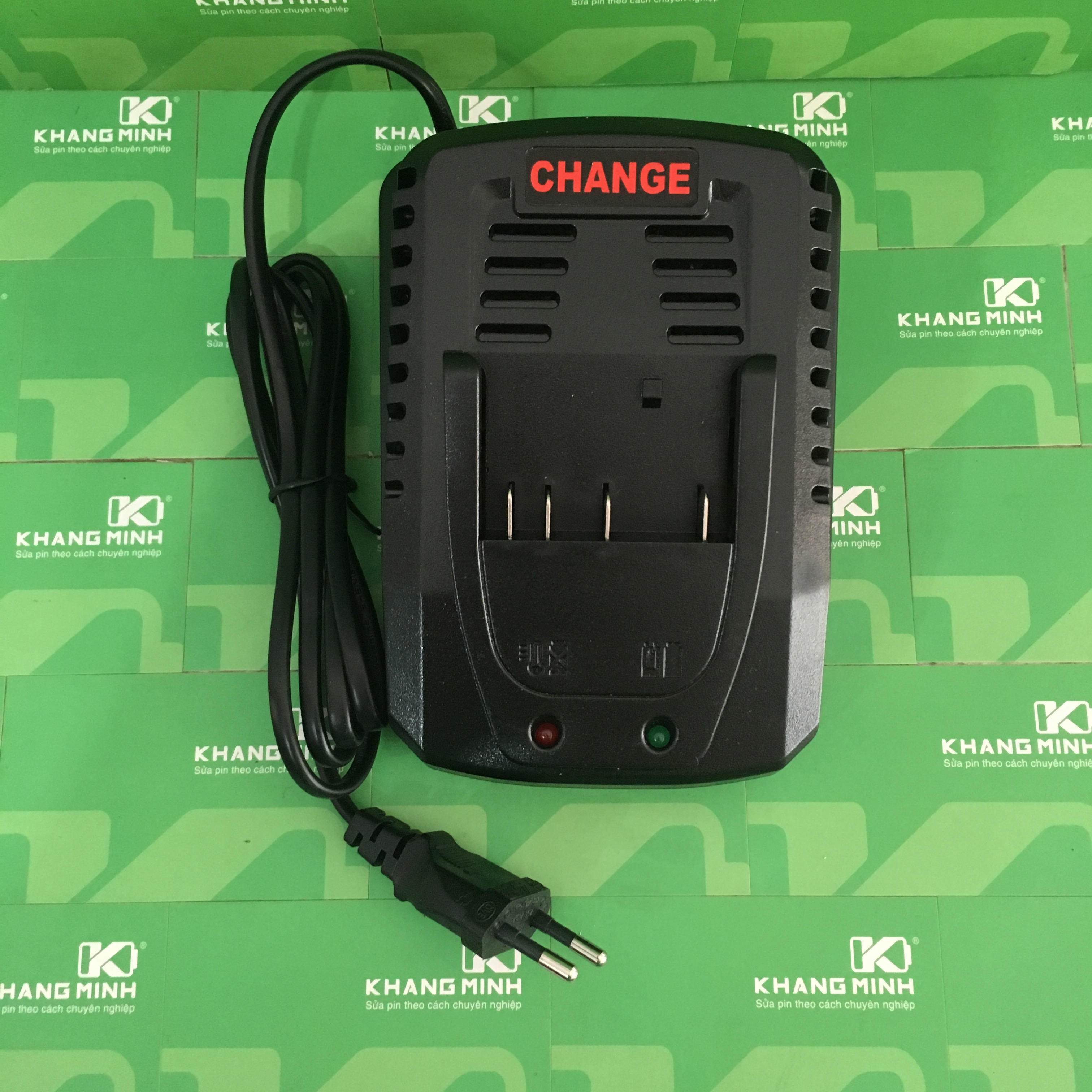 Sạc pin máy khoan Bosch4s5s 14.4V - 18V Li-ion, pin zin và pin đóng