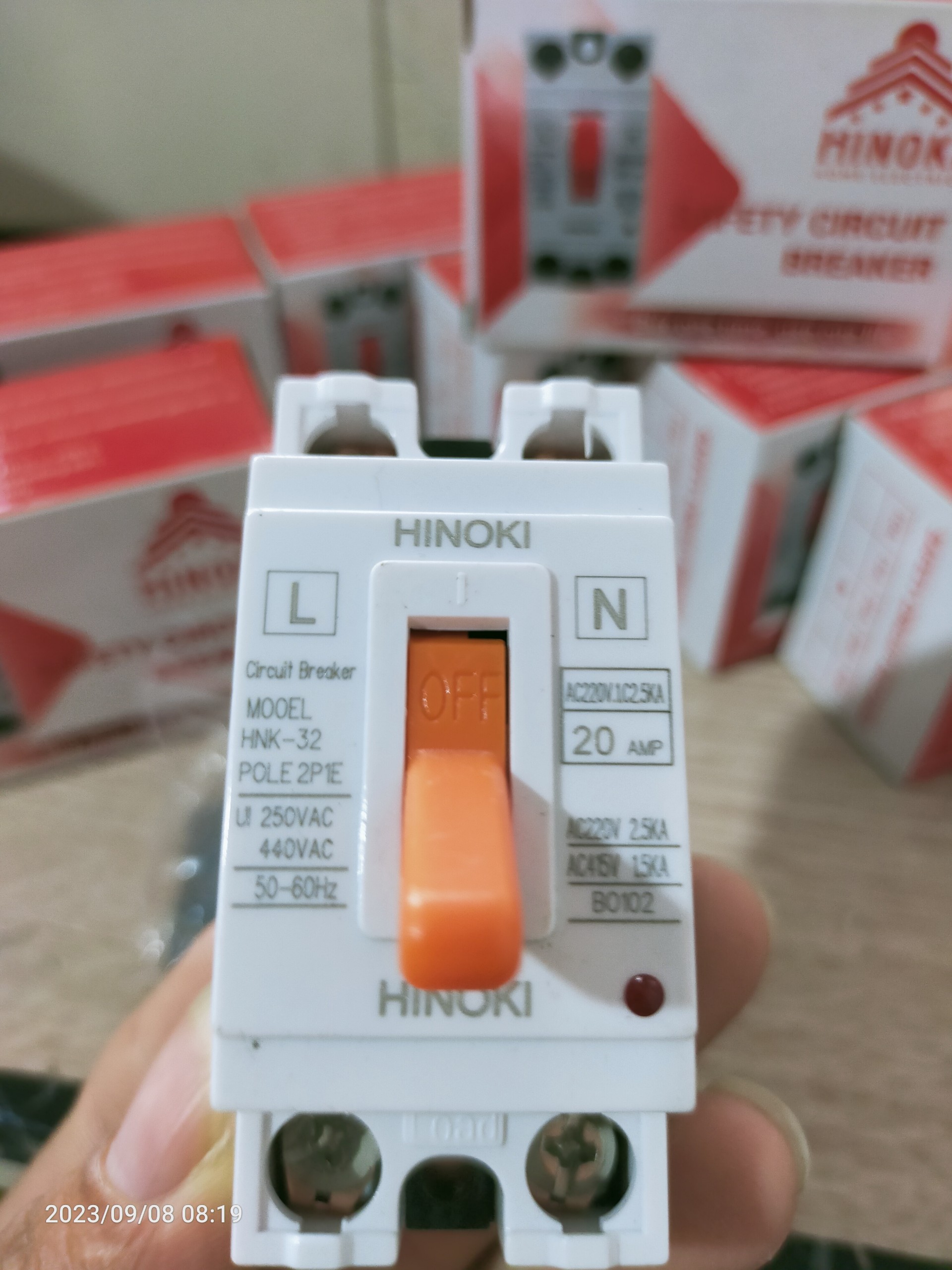 Át nổi hinoki 20a, át nổi hinoki 30a . vỏ hộp át nổi sino