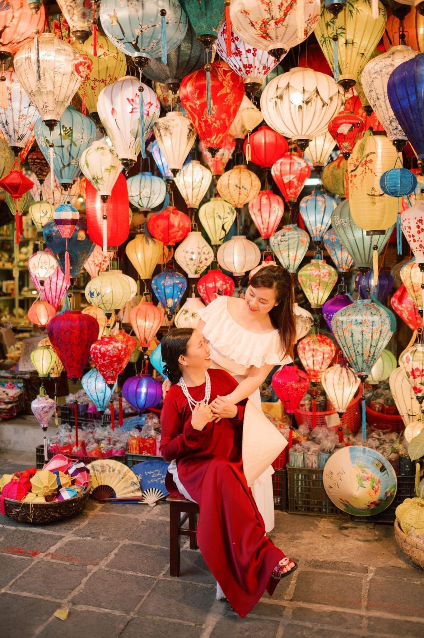 Đèn lồng Hội An vẽ thủ công