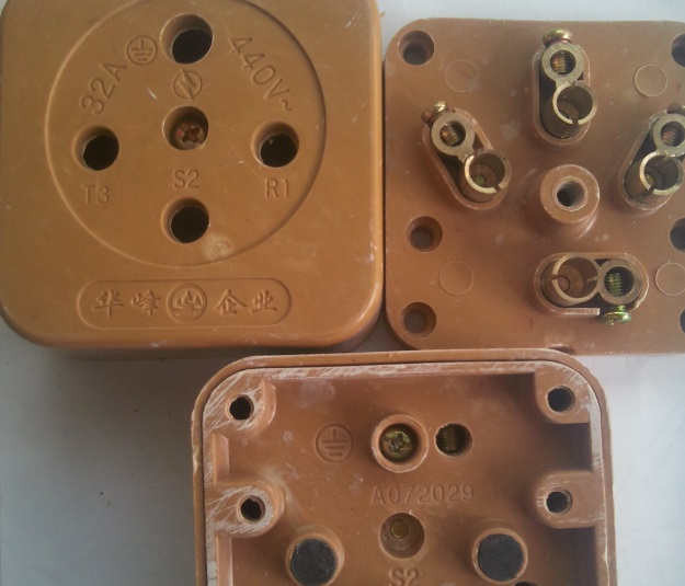 Ổ CẮM 32A 440V 3 PHA 4 LỔ TRÒN ZM14-32 VỎ NHỰA