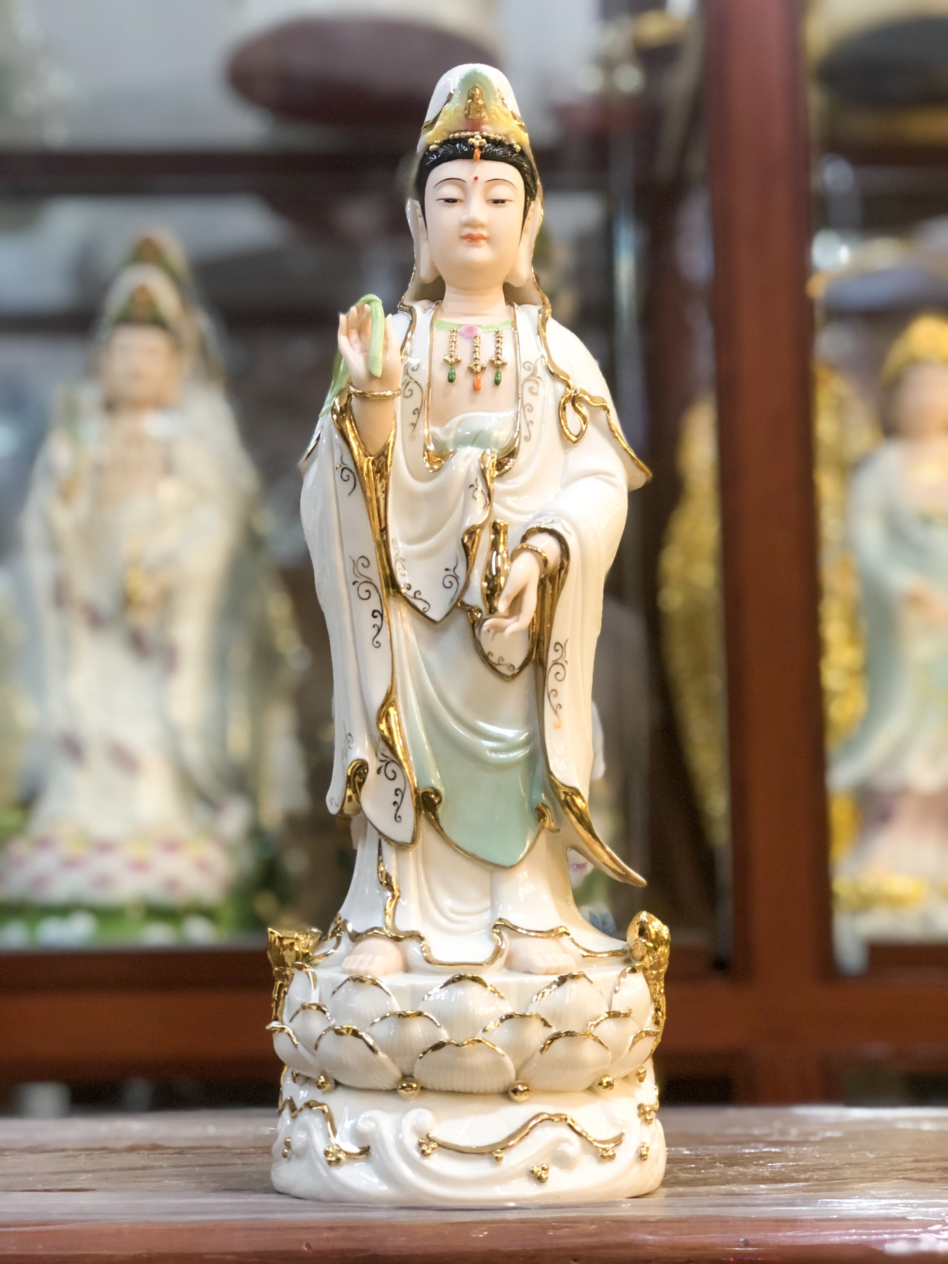 [Tượng thờ cúng] Tượng Quan Âm sứ áo ánh viền vàng cực đẹp, gương mặt nhân từ phúc hậu