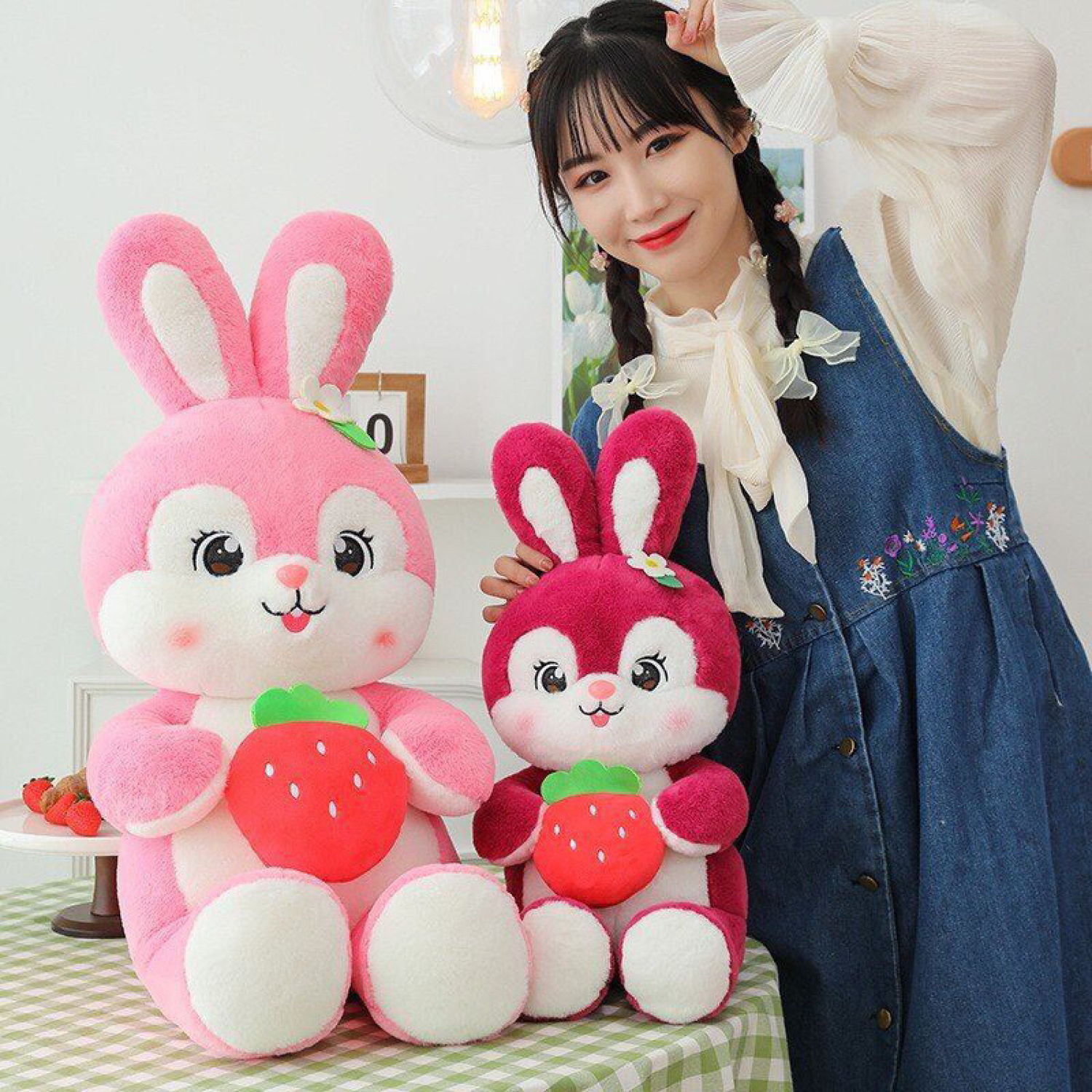 Gấᴜ bông thỏ ôm quả dâu, thỏ ngồi ôm dây lông mịn, hàng đẹp y hình