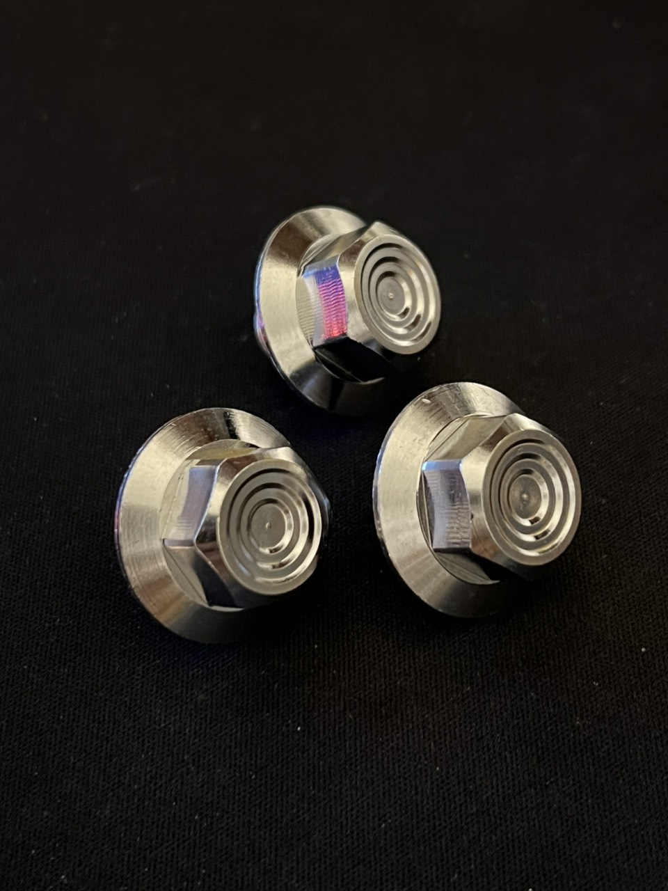 Ốc chân kiếng inox trụ Thái V2 viền 304 CNC siêu nét gắn được nhiều dòng xe