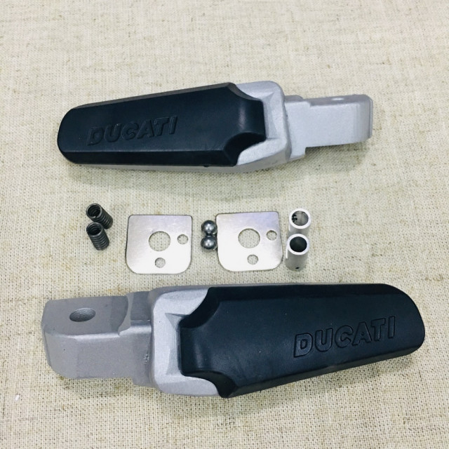 Gác chân sau ducati gắn các dòng xe