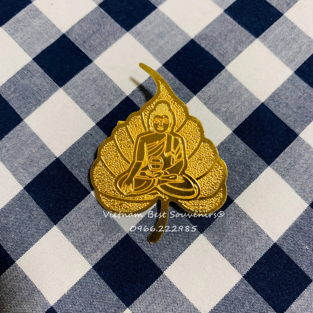 Lá bồ đề cài áo hình Phật Thích Ca được mang về từ Ấn Độ