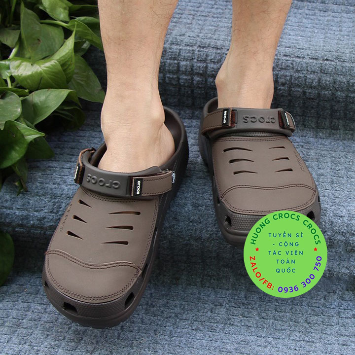 DÉP SỤC NHỰA ĐI MƯA CROCS YUKON SPORT CLOG CHO NAM MÀU NÂU 