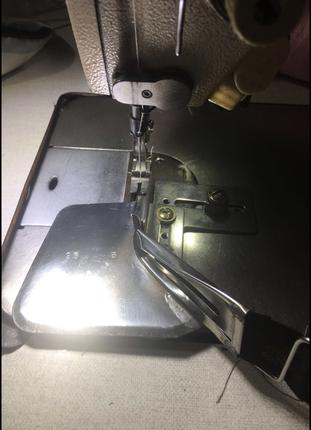 Cử viền 2 mép ( cử bướm ) không thay răng cưa mặt nguyệt sử dụng cho máy may 1 kim công nghiệp (TẶNG ỐC GẮN CỬ)