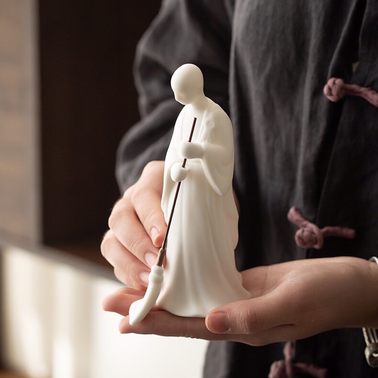 Tượng gốm Tầu để bàn trà : Vô danh Tăng Quét Lá