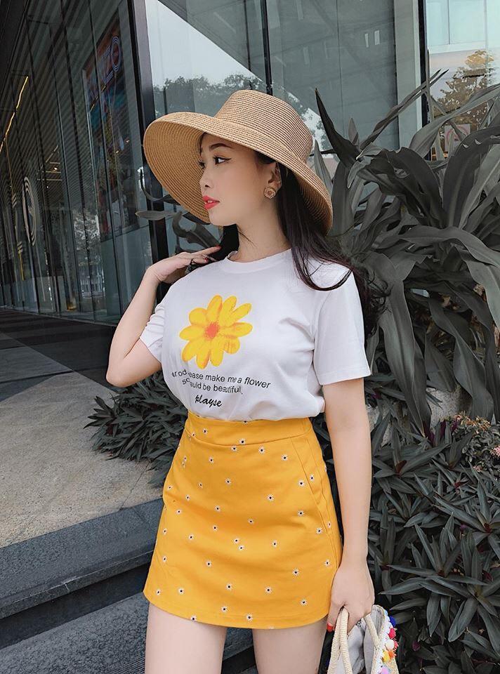 Set áo thun in hình và chân váy ngắn
