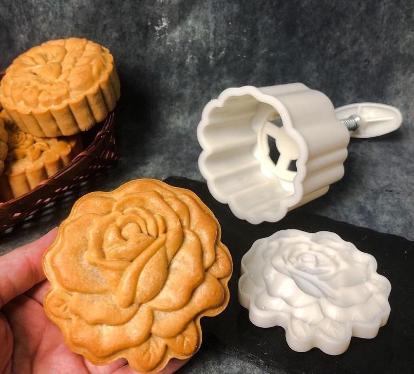 KHUÔN BÁNH TRUNG THU LÒ XO 150 GRAM HÌNH HOA HỒNG