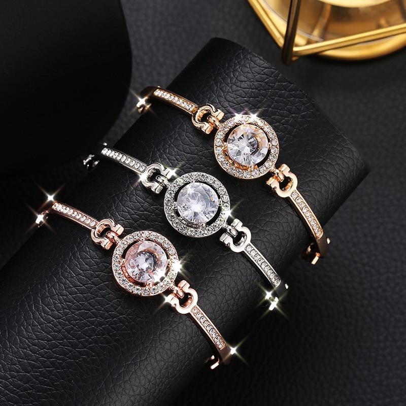 Lắc tay cao cấp nạm đá Pha lê sang trọng.