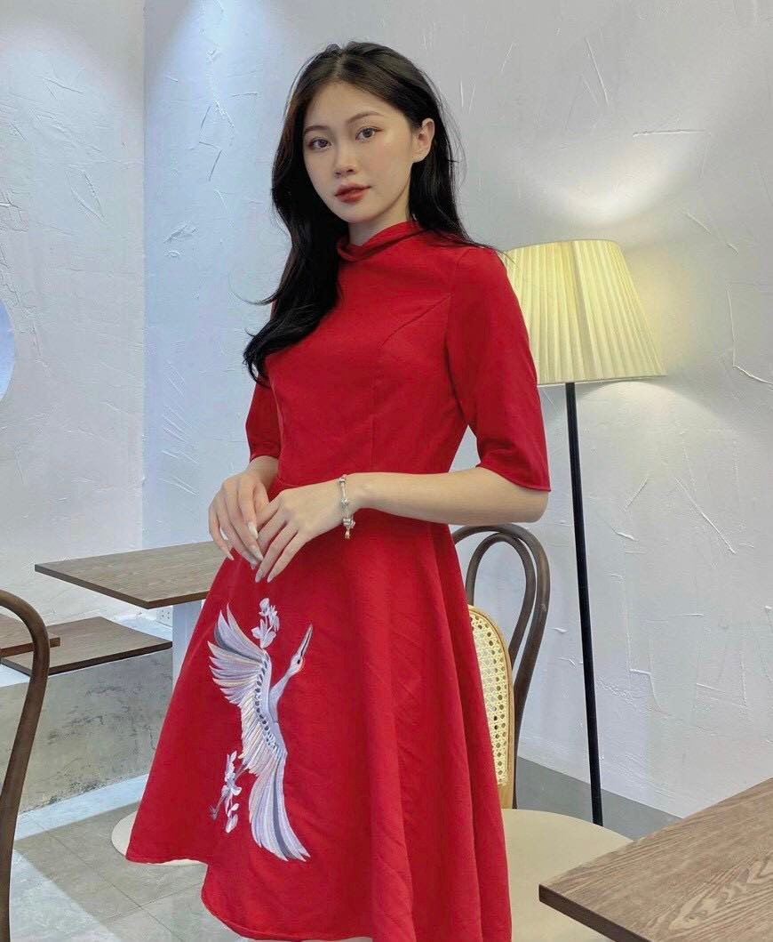 Đầm cách tân thêu hạt màu đỏ dáng xòe dài qua gối