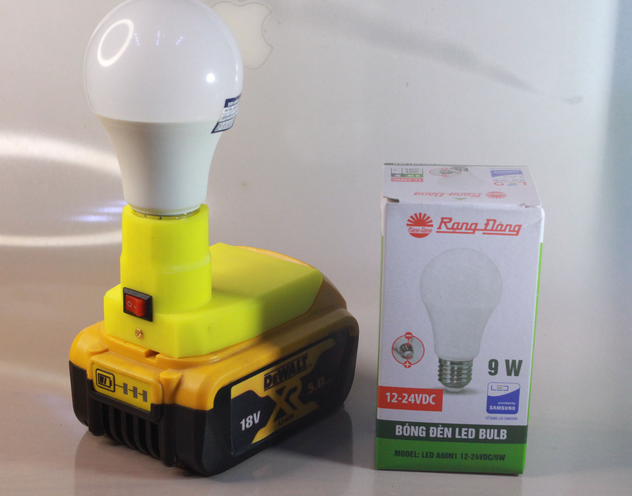 Đế đèn led thắp sáng dùng pin Dewalt 20v