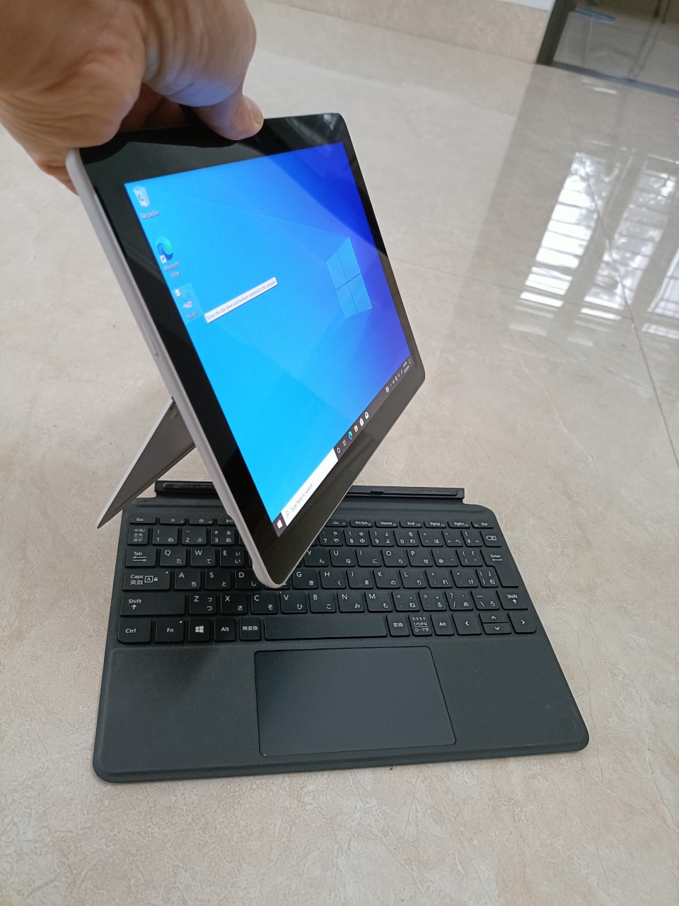 Laptop 2 trong 1 Surface Go của hãng Microsoft màn hình cảm ứng, tháo rời bàn phím