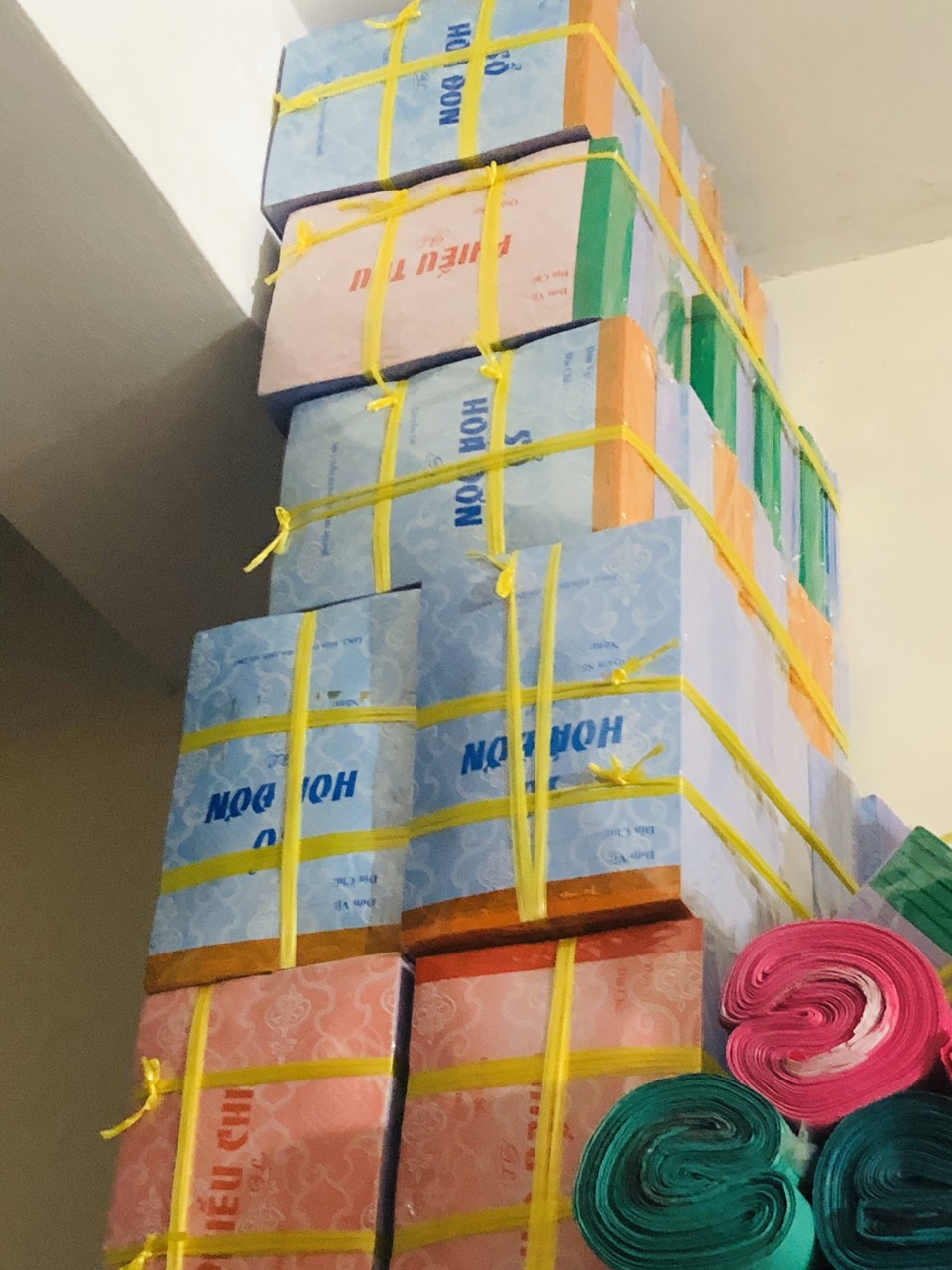 1 quyển hóa đơn bán lẻ/phiếu thu/phiếu chi: 2 liên - 50 bộ - 100 tờ