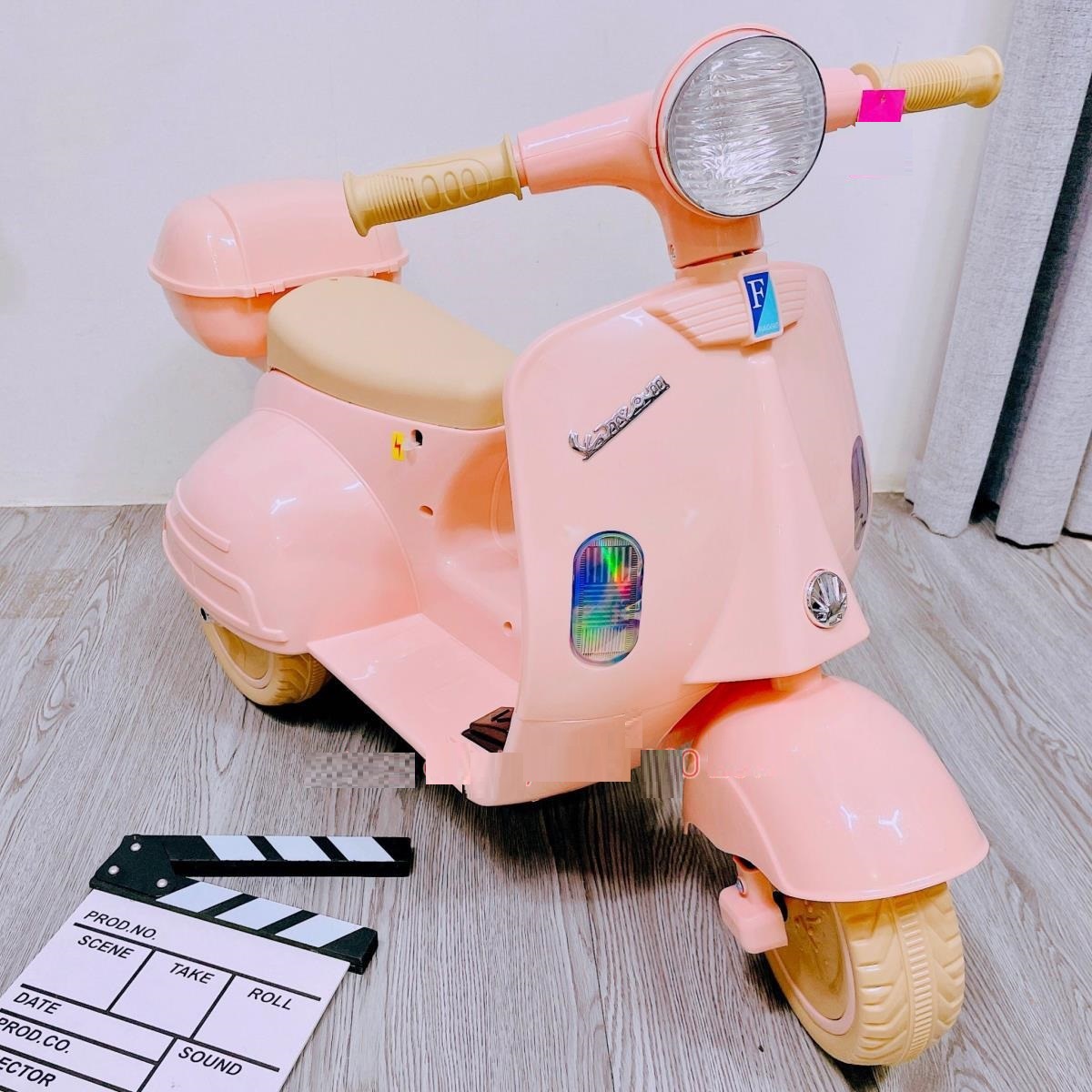 XE MÁY ĐIỆN TRẺ EM DÁNG VECBA CHO BÉ GÁI - có nhạc, đèn.