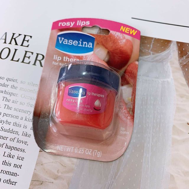 Dưỡng môi vaseline hồng
