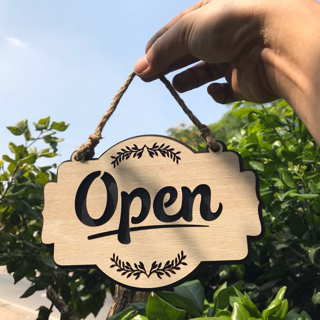 Bảng gỗ trang trí khắc tên 2 mặt Open/Closed treo cửa OC01