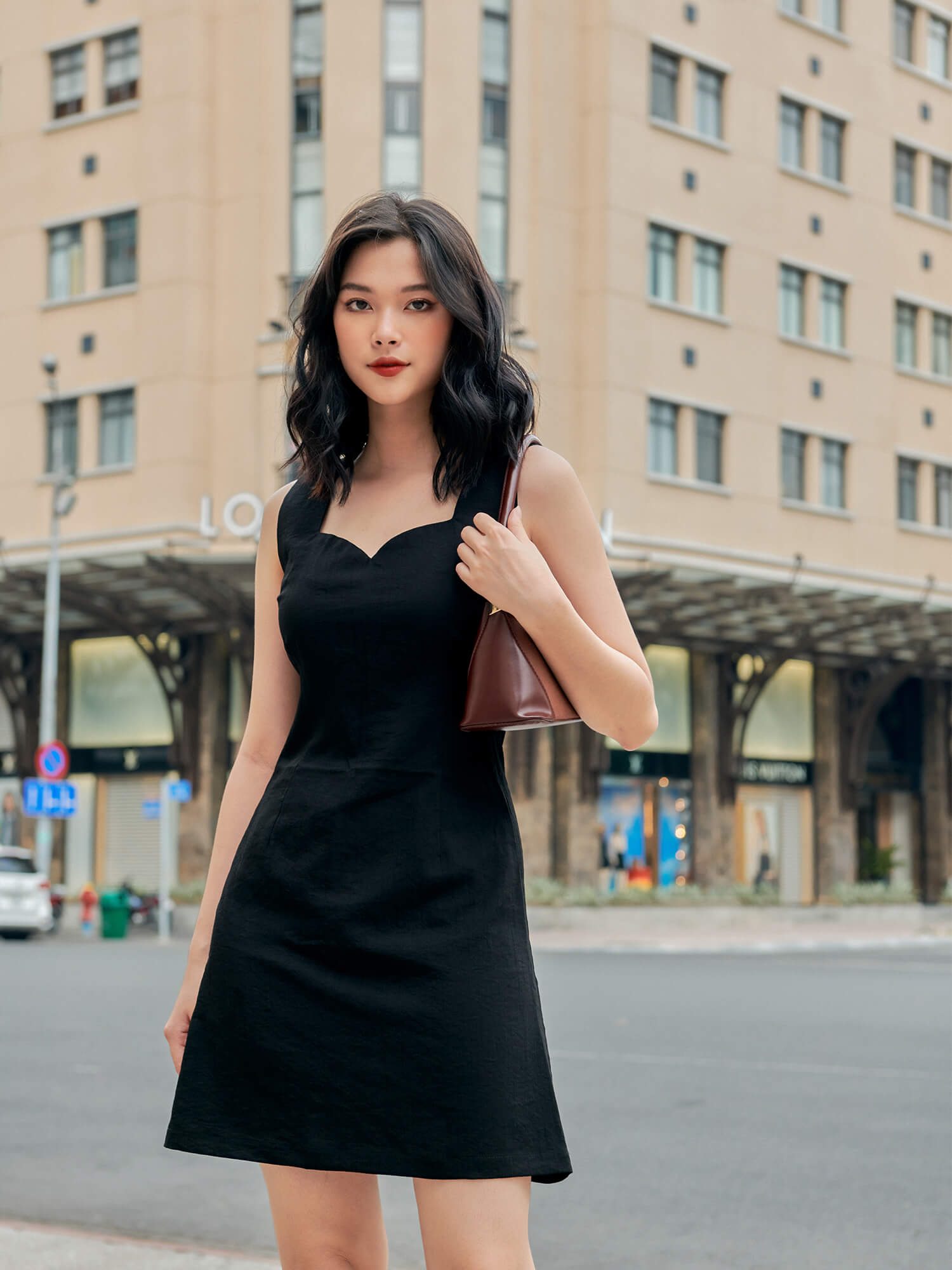 Đầm cổ v tay cộc đen - yv le & co