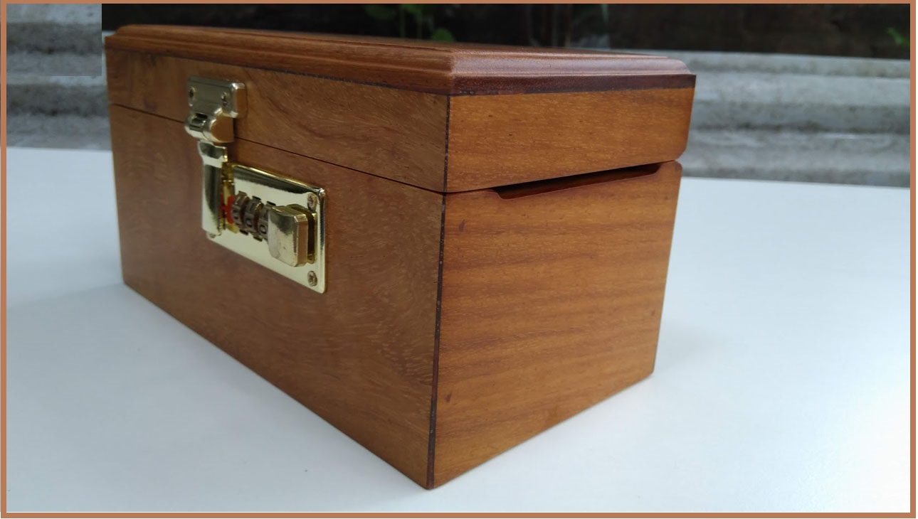 [HCM]Hộp đựng tiền tiết kiệm  gỗ HƯƠNG có khóa số cao cấp