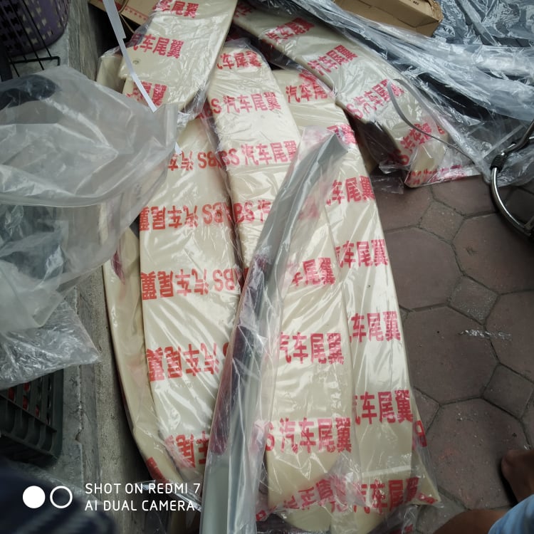 Đuôi gió có đèn toyota innova