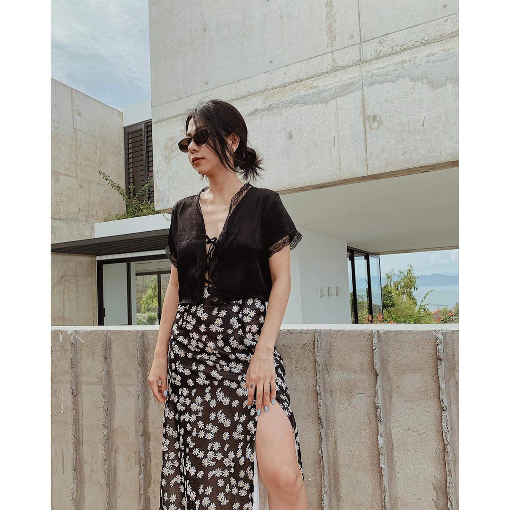 CHÂN VÁY XẺ TÀ NỀN ĐEN HOA CÚC