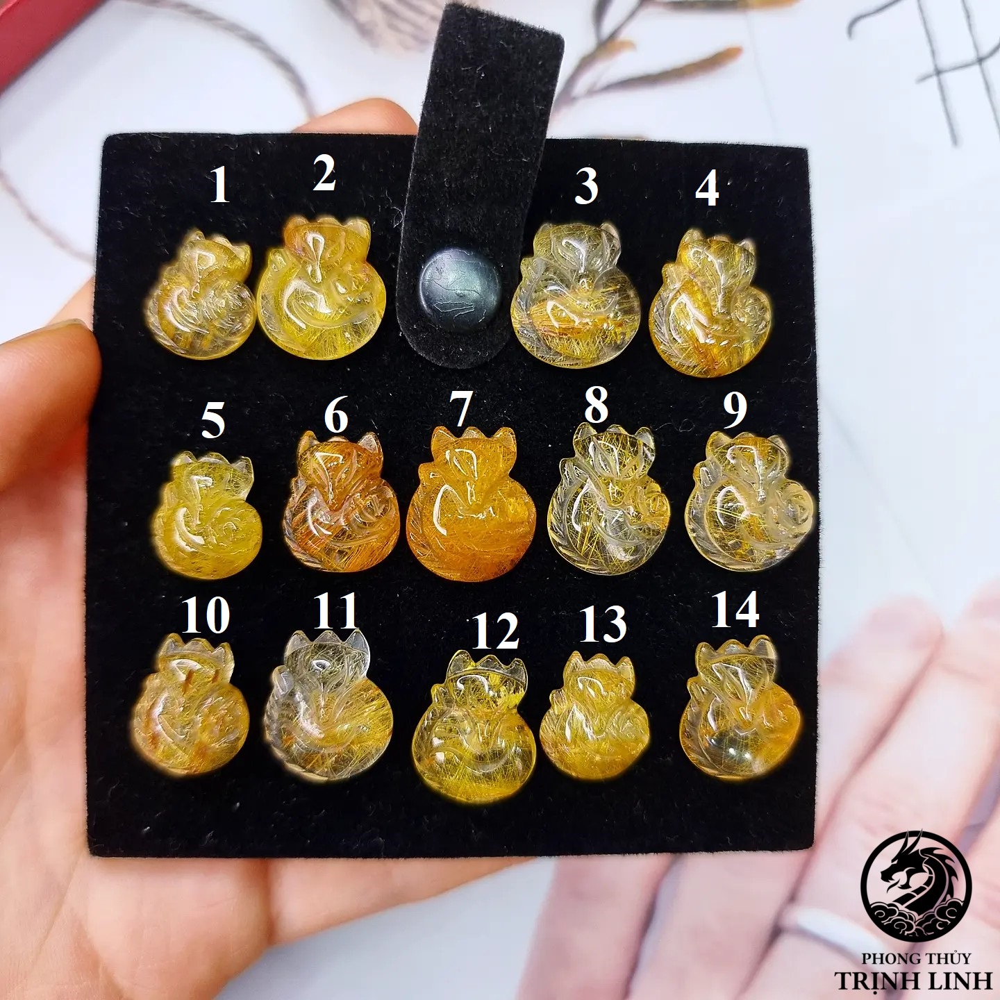 Mặt dây chuyền cửu vỹ hồ ly thạch anh tóc vàng tròn ngồi ôm hoa 2cm