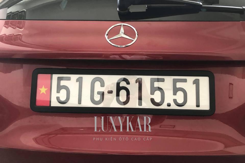 Khung biển số oto bằng kim loại (khung đen + cờ Việt Nam + mica)