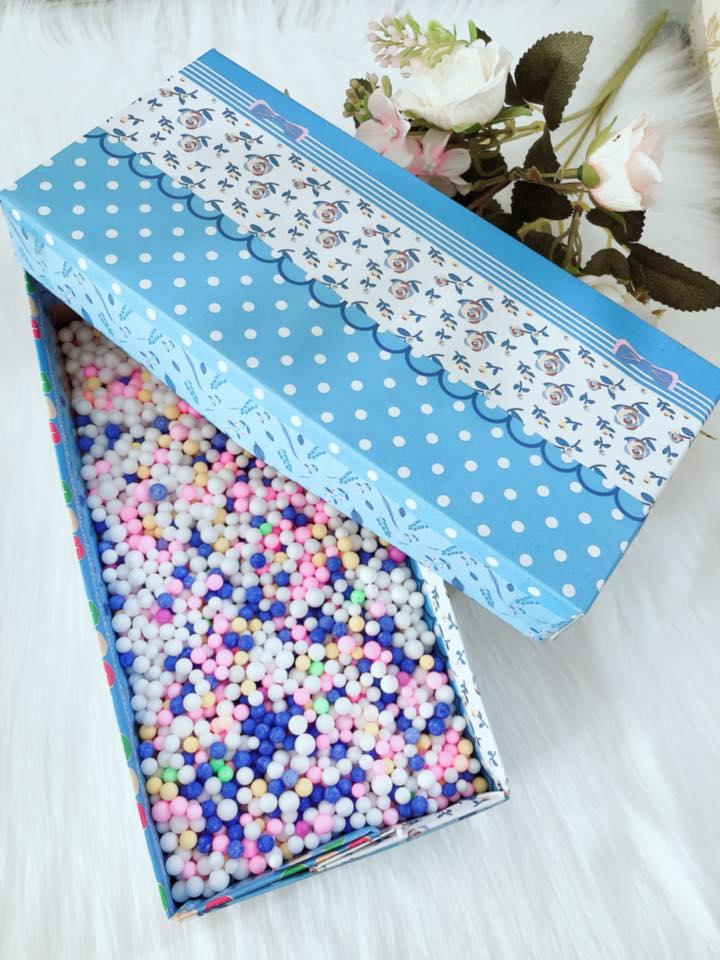 Hộp quà làm nhà giá rẻ 21*10*6cm chứa hạt xốp, giao ngẫu nhiên.