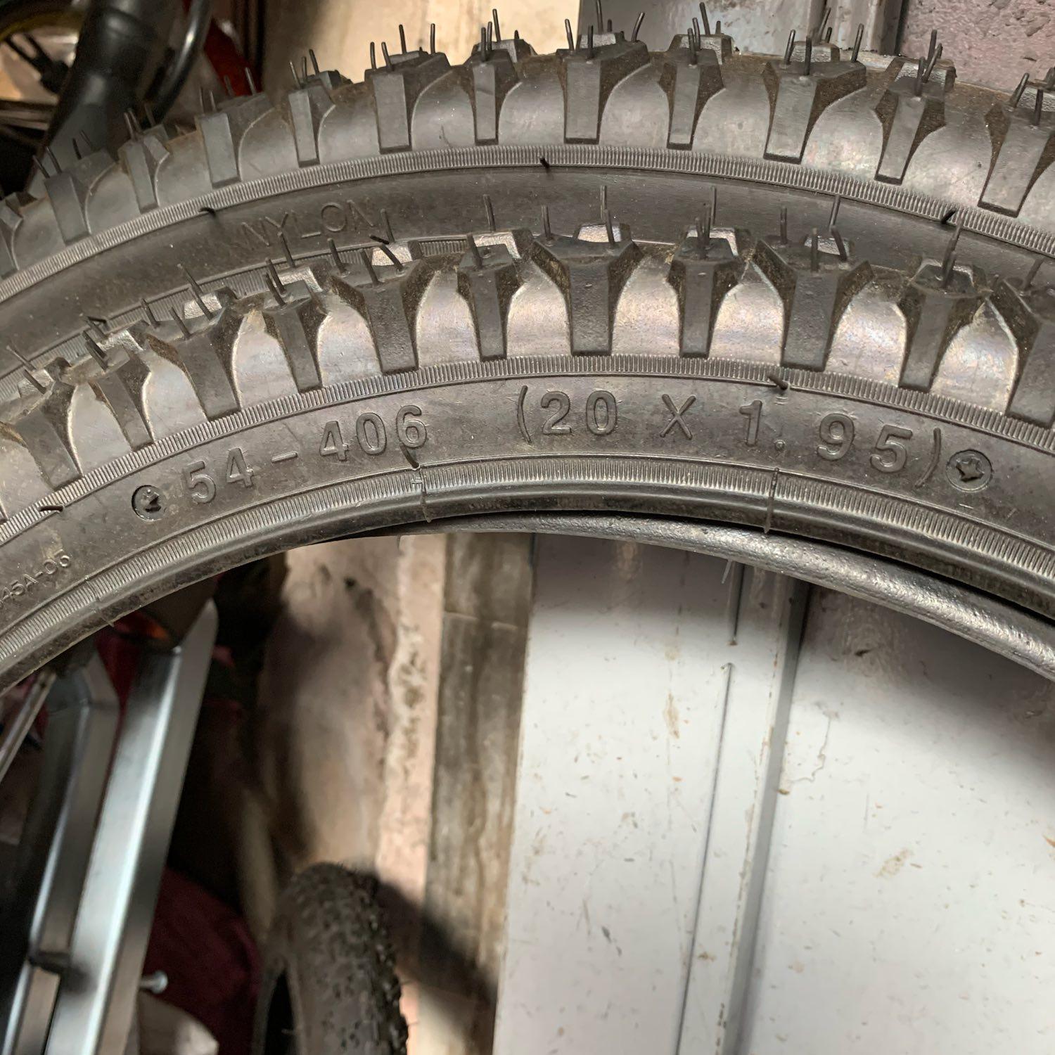 1 săm và 1 lốp xe trẻ em địa hình quả to 20x1.95