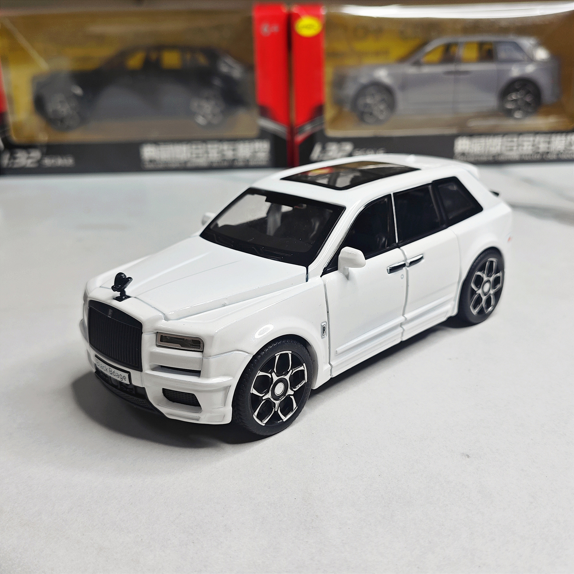 Mô hình xe ô tô Rolls-Royce Cullinan tỉ lệ 1:32 hãng Urban có 3 màu