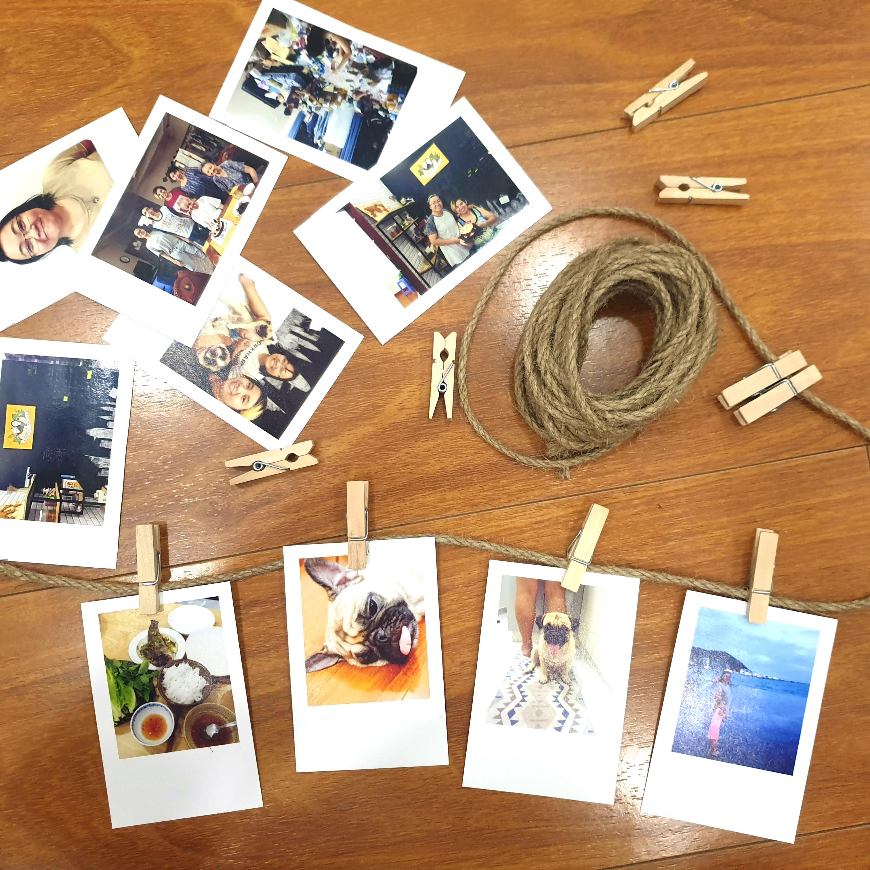 Những bức ảnh Polaroid treo tường sẽ khiến căn phòng của bạn thêm phần tỉ mỉ và độc đáo hơn bao giờ hết. Với chất liệu giấy độc đáo và màu sắc tươi sáng, những bức ảnh Polaroid sẽ mang lại không gian sống đầy chất riêng cho bạn.