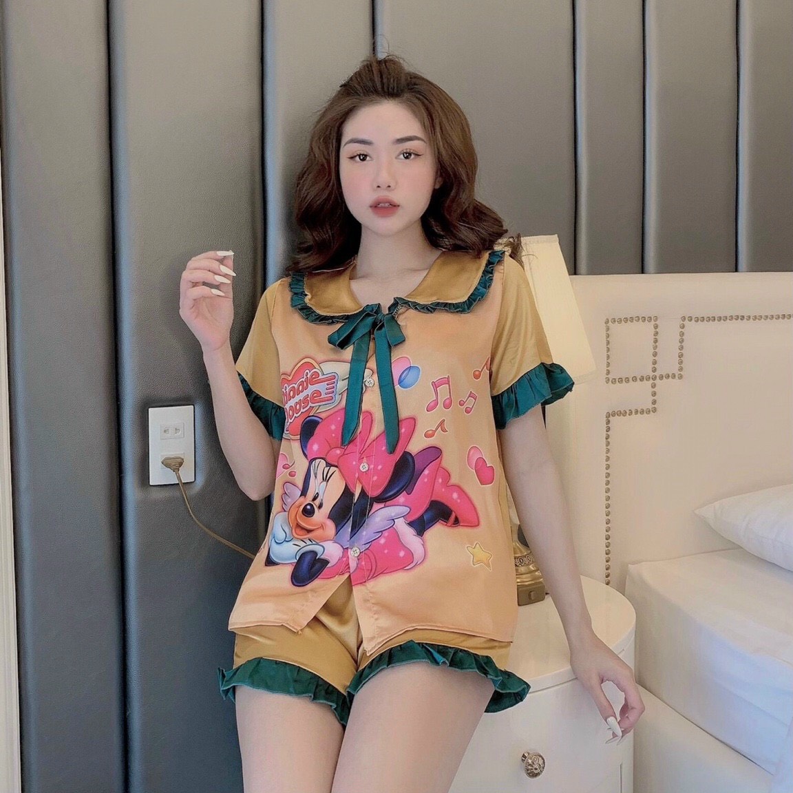 Đồ bộ pijama - bộ lụa áo cộc-quần đùi chất liệu satin phối bèo cổ nơ