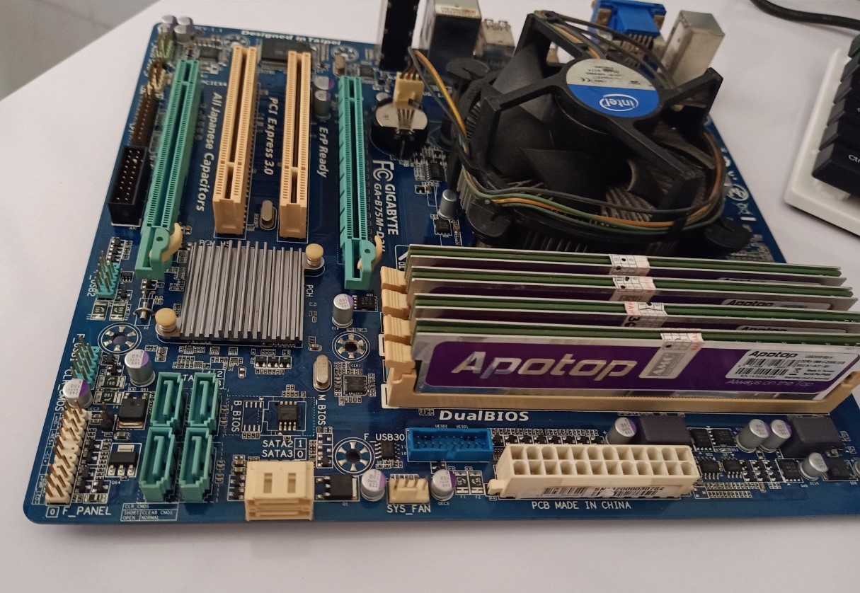 COMBO MAIN  Gigabye B75 có HDMI DÒNG CAO 4 KHE RAM  KÈM CPU G2030 SPEED 3.0 RAM tản nhiệt 8 DR3