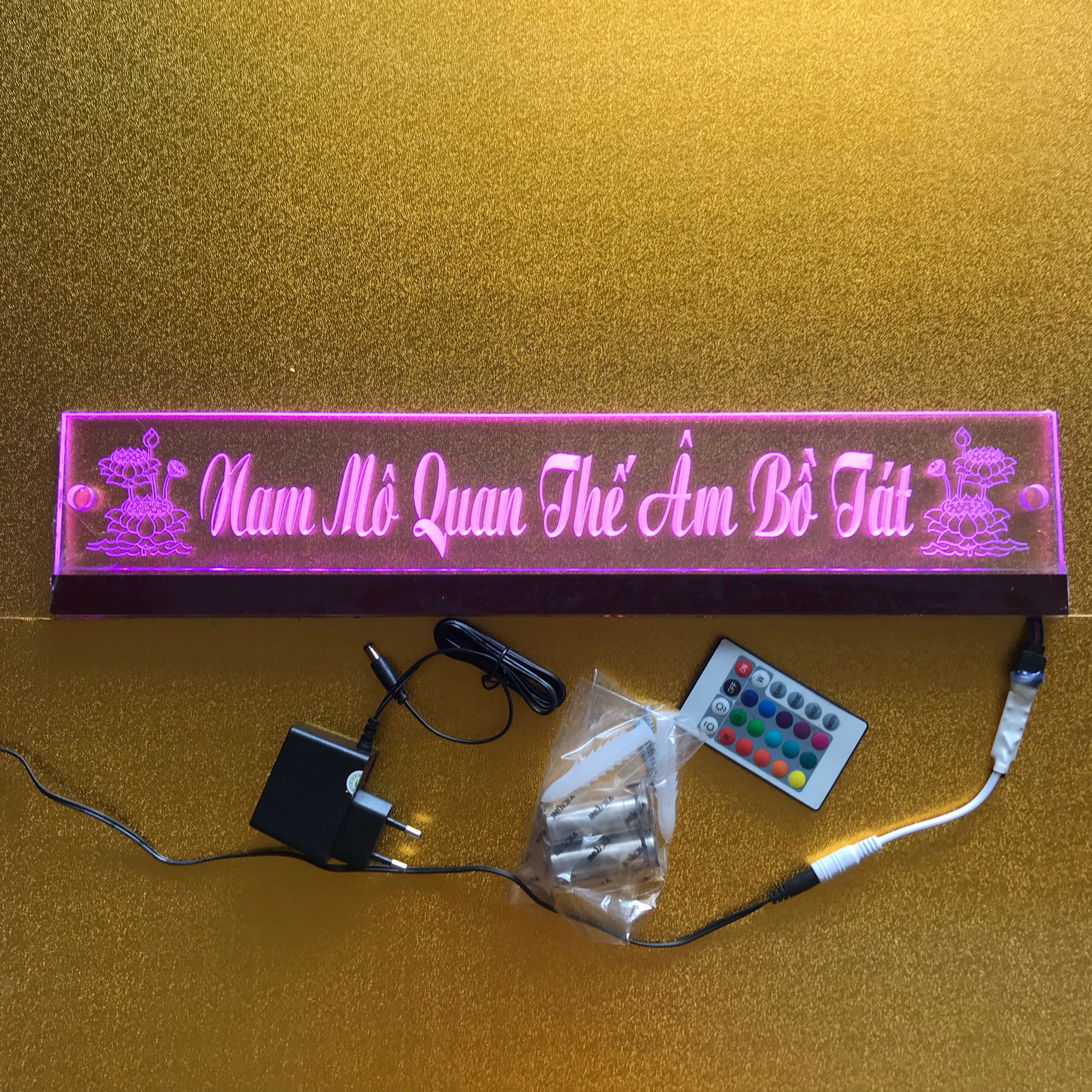 Chữ điện: NAM MÔ QUAN THẾ ÂM BỒ TÁT(10x40cm) -treo tường-hoa sen 2 bên