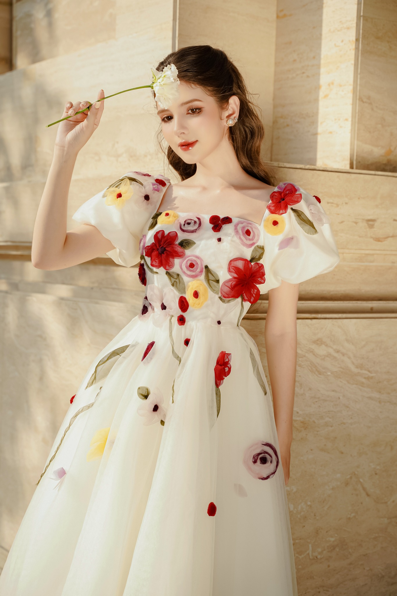 MAVEN - Váy trắng xoè tay bồng đính hoa Viola White Dress