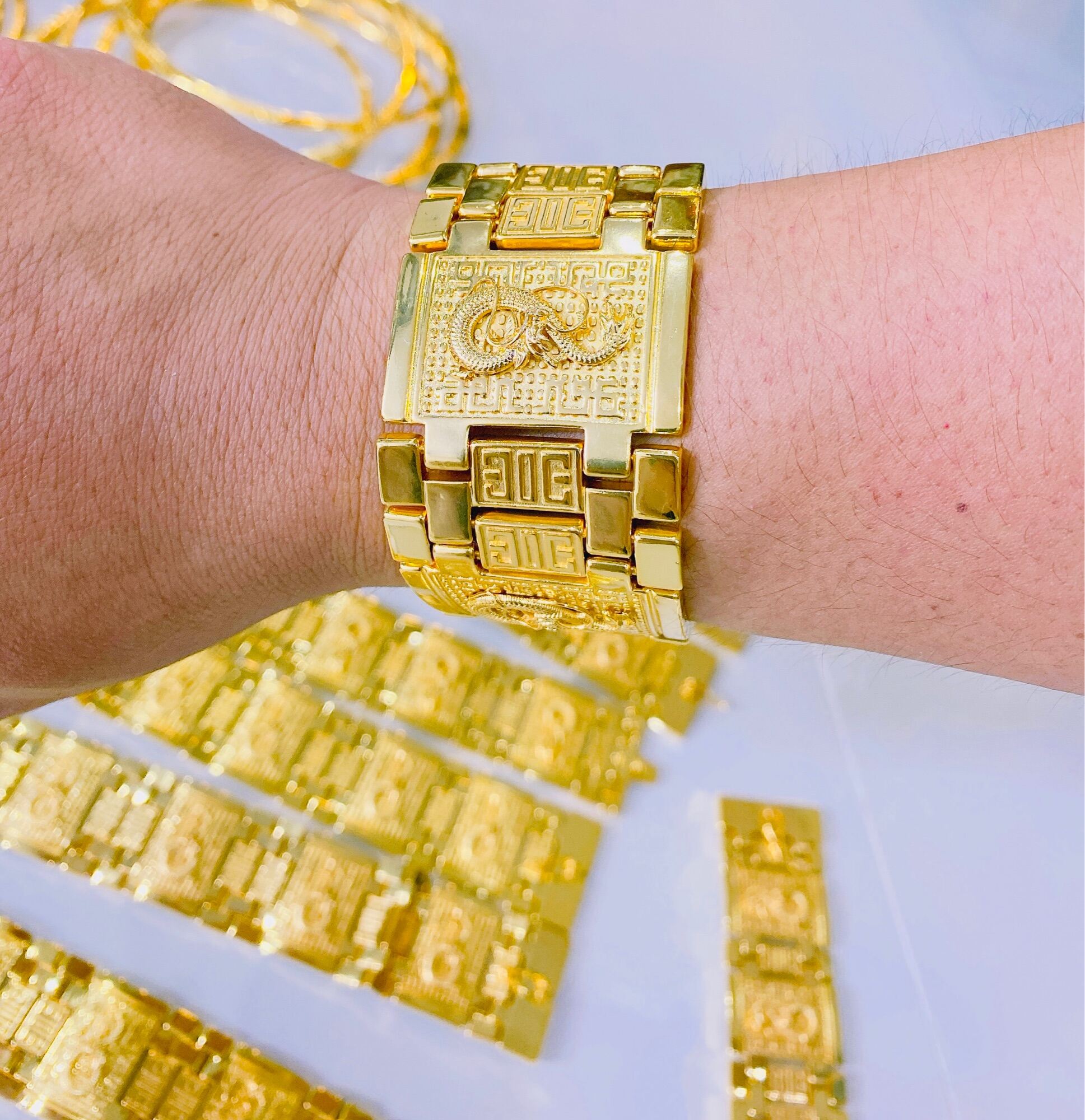 Lắc tay nam rồng mạ vàng 24k với hình ảnh rồng phượng biểu tượng của sức mạnh và may mắn. Thiết kế tinh tế và sáng tạo với chất liệu vàng 24k quý giá giúp tôn lên đẳng cấp và phong cách cho người sử dụng.