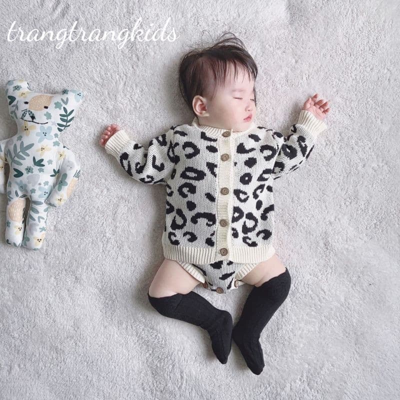 Sét áo len cadigan + yếm len báo cho bé gái từ 0-18 tháng trangtrangkids