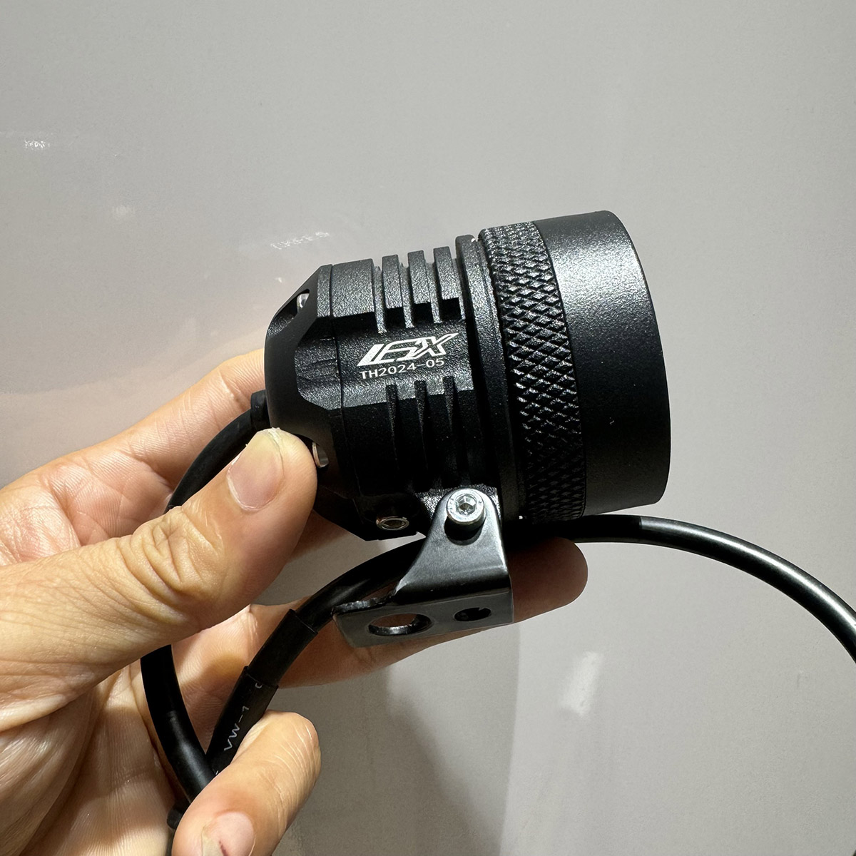 Đèn trợ sáng l6x 28w gắn xe máy 12v sáng tốt