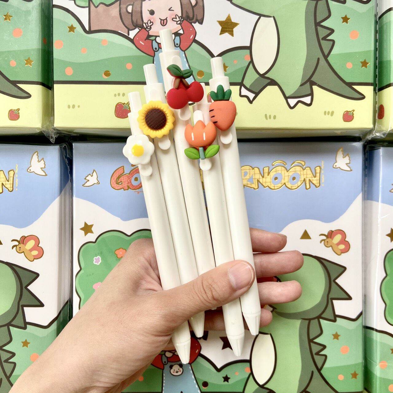 Bút bi mực đen pin cài trái cây xinh xắn