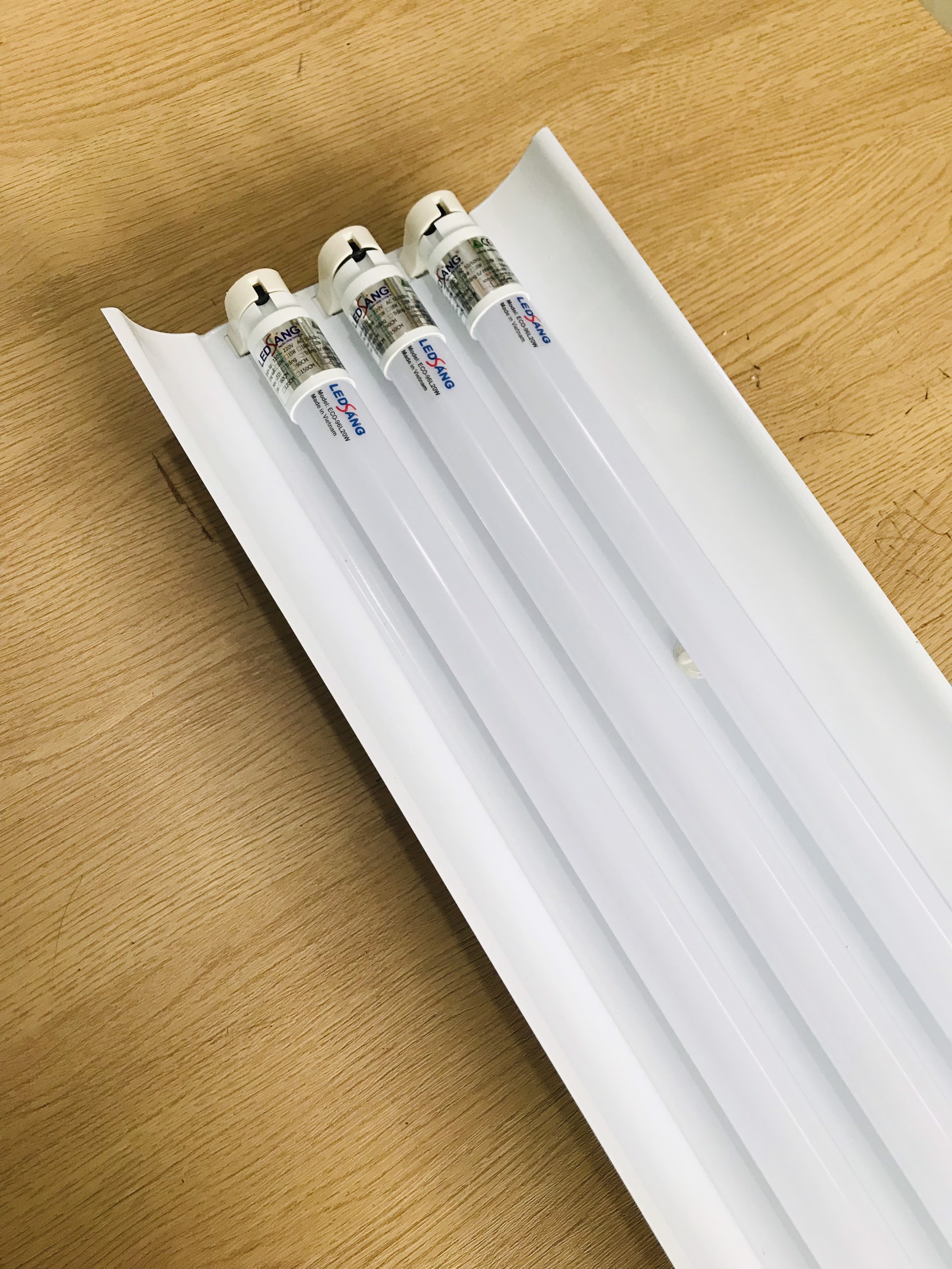 Máng đèn LED 1m2 ba bóng T8 1.2m - Máng chóa ba sơn tĩnh điện 1.2m