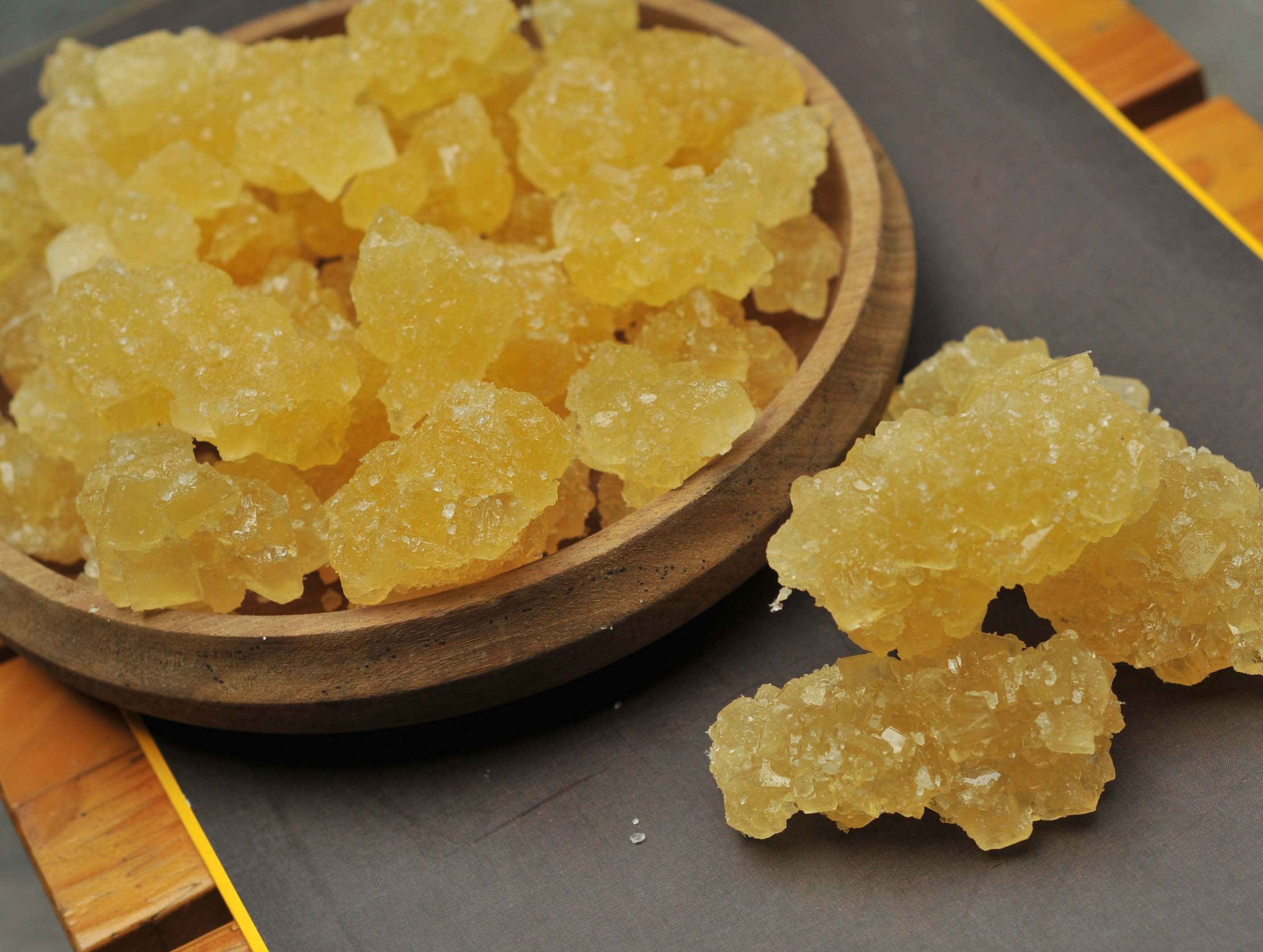  Đường phèn Quảng Ngãi chính hiệu  màu vàng  nấu từ nguyên liệu đường mật mía rất thơm vị ngọt thanh NGON1 - rất ngon khi ngâm hoặc chưng cùng hoa quả hoặc dùng trong pha chế 