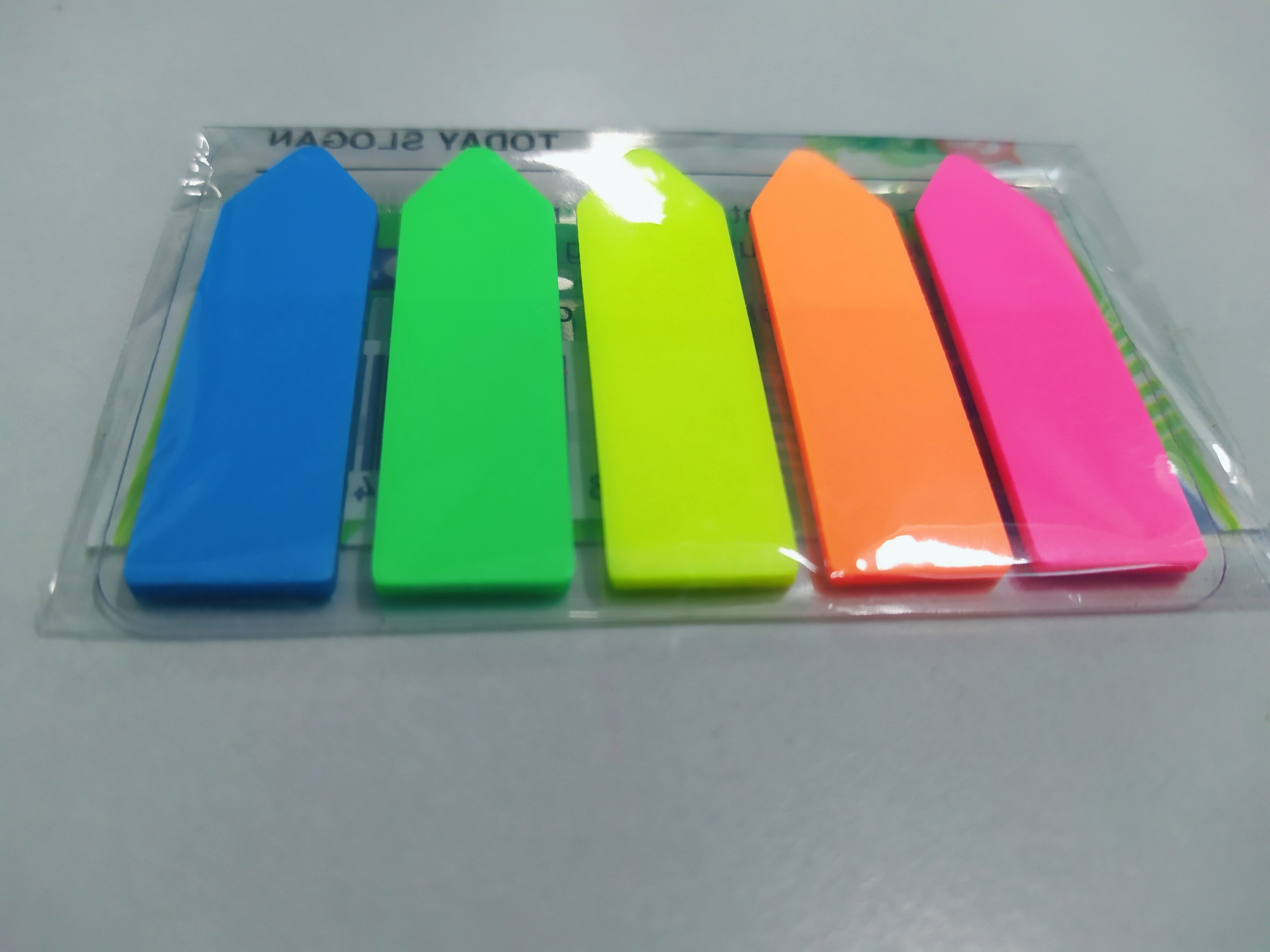 Giấy note 5 màu nhựa Today, độ phủ keo dày, dán dính lâu trên đa số các bề mặt, không thấm nước, không rách